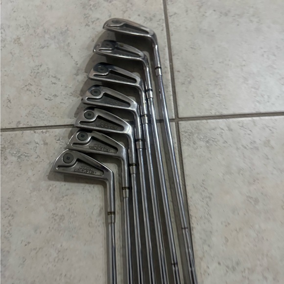 Wilson 1200 LT itons 3/9 in right handed 
Steel shafts 
Used conditions - Picture 9 of 12